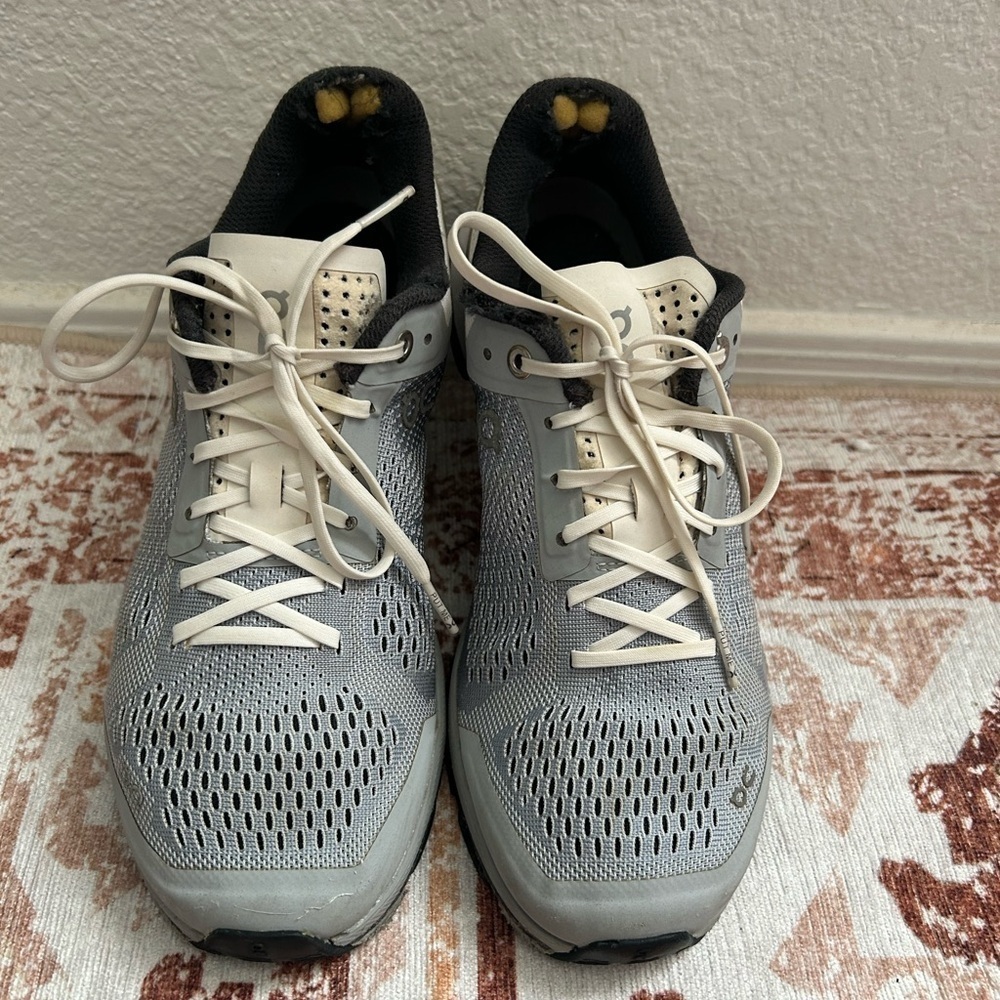 ON CLOUD Gray and Black Athletic Shoes with Cushioned Support size 8W